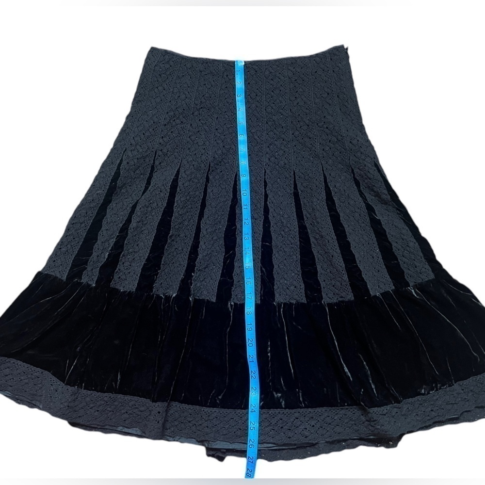 Michael Kors Skirt  Women's Black Crochet Lace & Velvet A-Line  size 6 - Picture 5 of 6